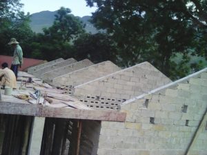 Làm cốp pha hiên Nhà lưu trú (ngày 11-8-2016 để bê tông hiên)