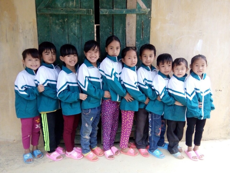Strahlende Gesichter auch in Thuong Huong. Hiermit wäre dieses Projekt Nr. 6 erfolgreich abgeschlossen. Alle Kinder der Gemeinde Xin Cai haben eine neue Ausstattung bekommen. Die LOAN Stiftung bedankt sich herzlich bei allen Sponsoren, die dies ermöglicht haben, und wünscht den Kindern von Xin Cai alles Gute und viel Erfolg für die Zukunft!:)