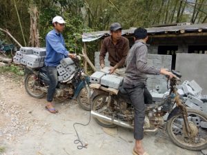 Materiallieferung auf dem Moped