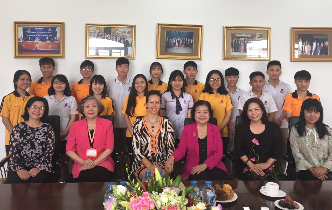 Eine enge Zusammenarbeit zwischen beiden Stiftungen wurde vereinbart. Die LOAN Stiftung unterstützt weiterhin die schulische Ausbildung von benachteiligten Kindern ethnischer Minderheiten in Nordvietnam, vom Kindergartenalter bis zur mittleren Reife. Die Vu -A -Dinh Stiftung von der Mittleren Reife bis zum Uniabschluss.