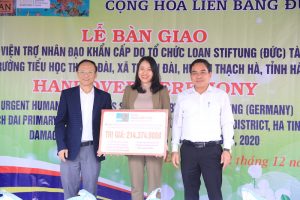 7. Journalist Thai Van Sinh gave a symbolic sign worth the money of Taiwan - Stif gave support to Thach Dai Primary School